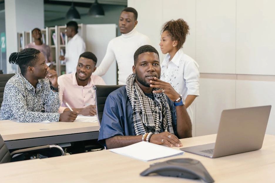 Zróżnicowany zespół ekspertów finansowych podczas burzy mózgów w biurze